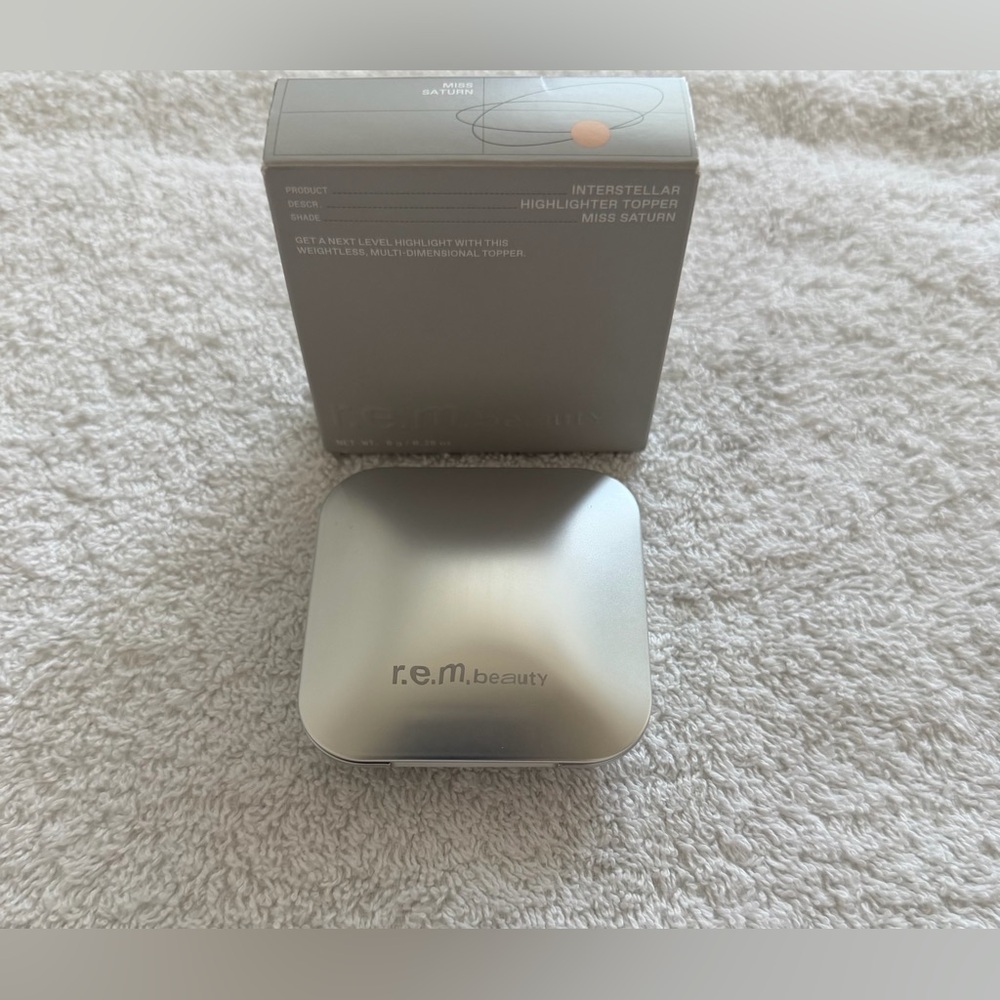 R.E.M. Beauty Interstellar Highlight Topper in Miss Saturn ** - Picture 2 of 6